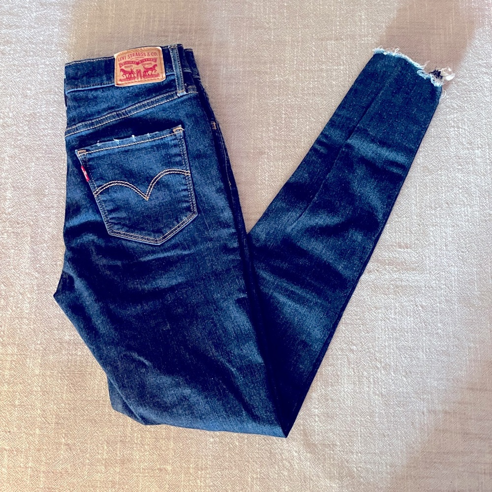 Levi’s dark wash skinny jeans